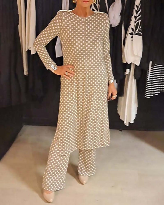 Costume élégant fendu à pois