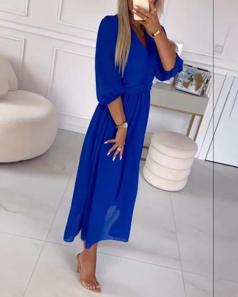 Robe à col en V de couleur unie à la taille