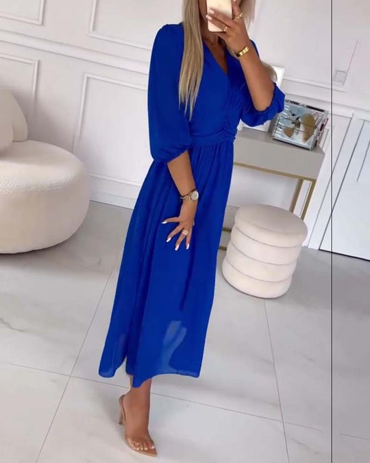 Robe à col en V de couleur unie à la taille