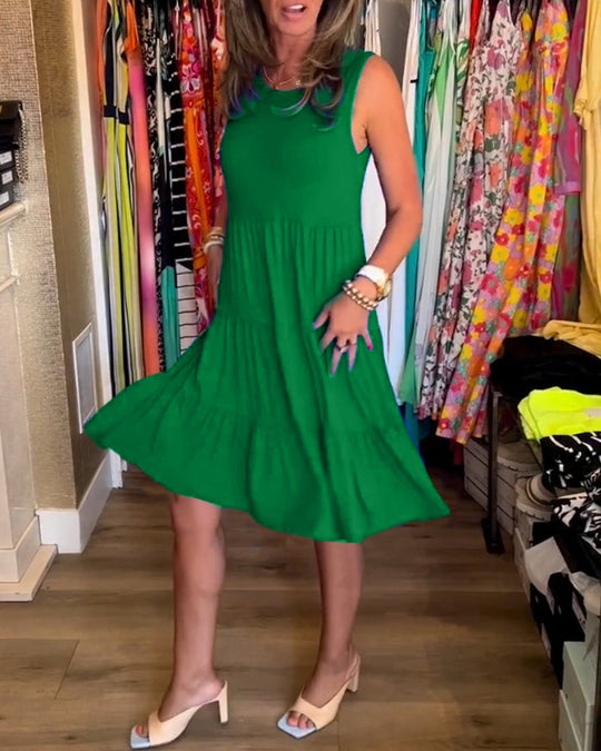 Robe à coupe plissée et sans manches